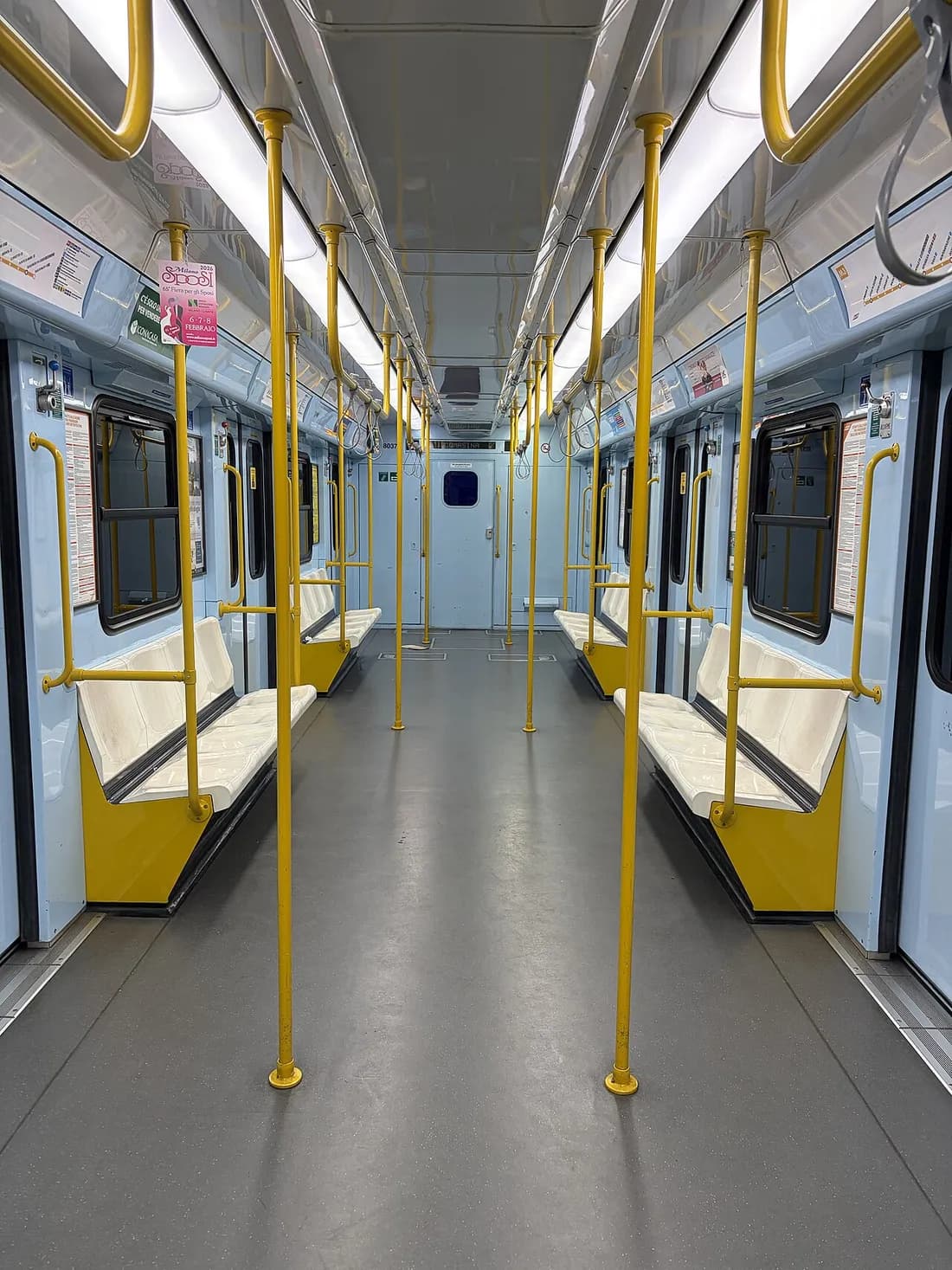Milano metrosu M3 hattında bir trenin içi